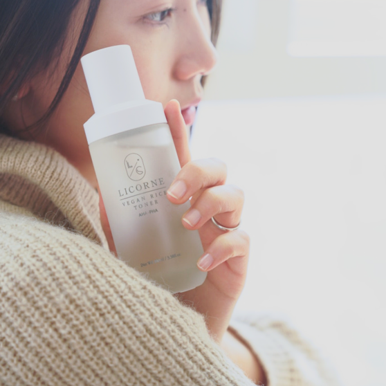 Vegansk toner, ris toner Risvand toner, koreansk ansigtstoner Naturlig toner,toner uden parfume Fugtgivende toner,toner med aloe vera Hyaluronsyre toner, AHA PHA toner Toner til sensitiv hud, opstrammende toner Lysnende toner, porerensende toner Toner mod tør hud Økologisk risvand toner Vegansk hudpleje toner Vegansk K-beauty toner Toner til alle hudtyper Mild ansigtstoner Rense toner til ansigtet Toner mod uren hud Toner mod ru hud Toner uden syntetiske dufte Toner tiltræt hud Toner mod pigmentpletter Koreansk hudpleje til ansigt Vegansk skønhedspleje toner Fugtbooster toner